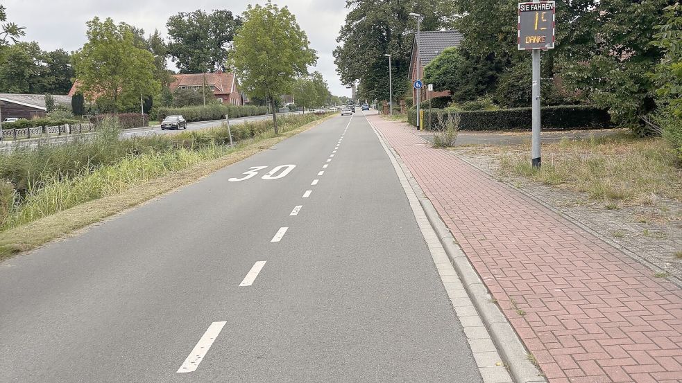 Eignet sich der Geh- und Radweg auf der Ostseite der 1. Südwieke in Westrhauderfehn für ein Solarradweg-Pilotprojekt? Das könnte geprüft werden. Foto: Horst Kruse