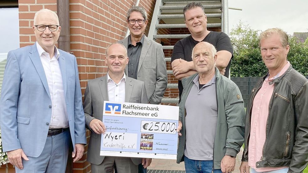 Christoph Hoek und Matthias Beekmann (von links, Vorstand der Raiffeisenbank Flachsmeer), Heinz Rieken (Nyeri-Kinderhilfe), Ralf Janssen (Hearts Fear), Nikolaus Nordmann (Vorsitzender Nyeri-Kinderhilfe) und Frank Janssen (Hearts Fear). Foto: Raiffeisenbank Flachsmeer