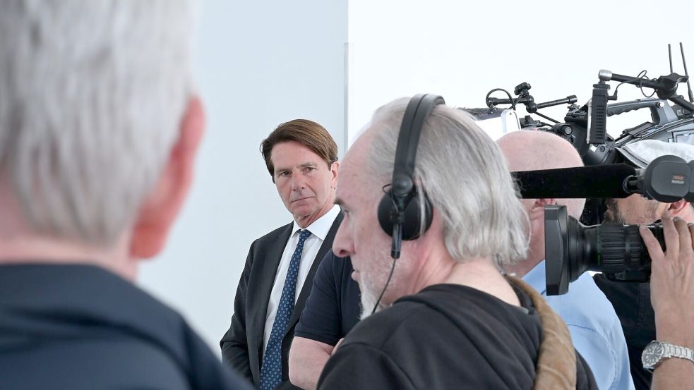 Der ehemalige Regierungssprecher Béla Anda (Mitte) macht künftig Öffentlichkeitsarbeit für die in Hamburg vor Gericht stehende Unternehmerin Christina Block. (Archivbild) Foto: Wolf von Dewitz/dpa