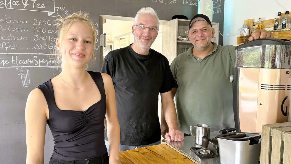 Zum Team in Wiesmoor gehören (von links) Louisa Feucht sowie die Köche Torsten Bronn und Leon Limauro. Foto: Nicole Böning