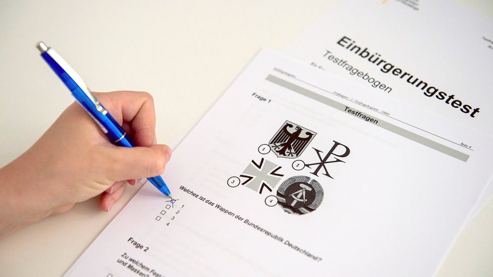 Der Einbürgerungstext in Deutschland ist je nach Fragenauswahl gar nicht so einfach. DPA-Symbolbild: Archiv