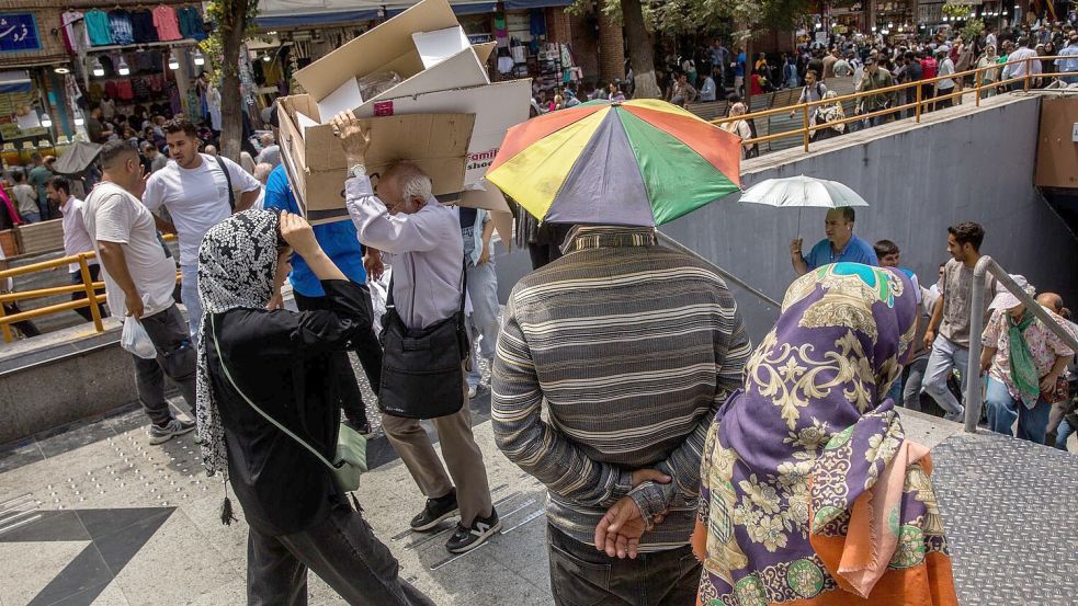 Unter der Sommerhitze suchen Menschen in der iranischen Hauptstadt nach Schatten. (Archivbild) Foto: Alireza Masoumi