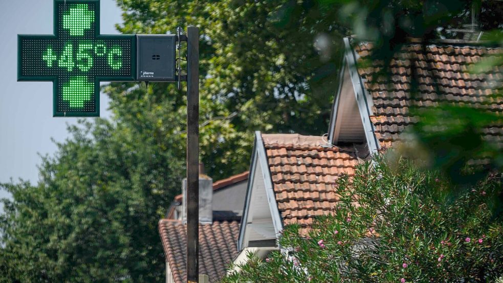 Während der Hitzewelle in Frankreich zeigt ein Apothekenschild eine Temperatur von 45 Grad in Toulouse im Südwesten des Landes an. (Archivbild) Foto: Lionel Bonaventure/AFP/dpa
