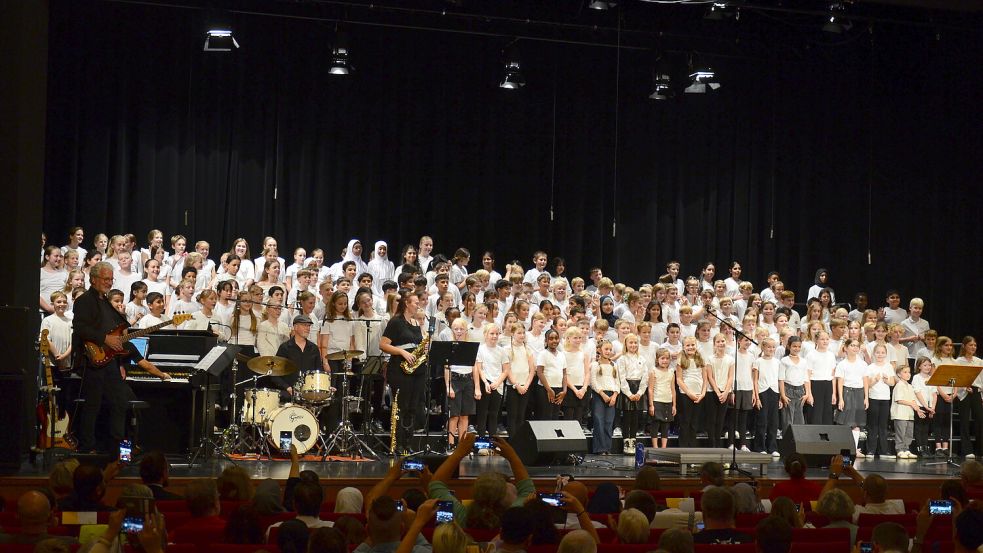 220 Kinder aus Leer sangen im Theater an der Blinke Werke von Johann Sebastian Bach. Foto: Hannah Lehmann