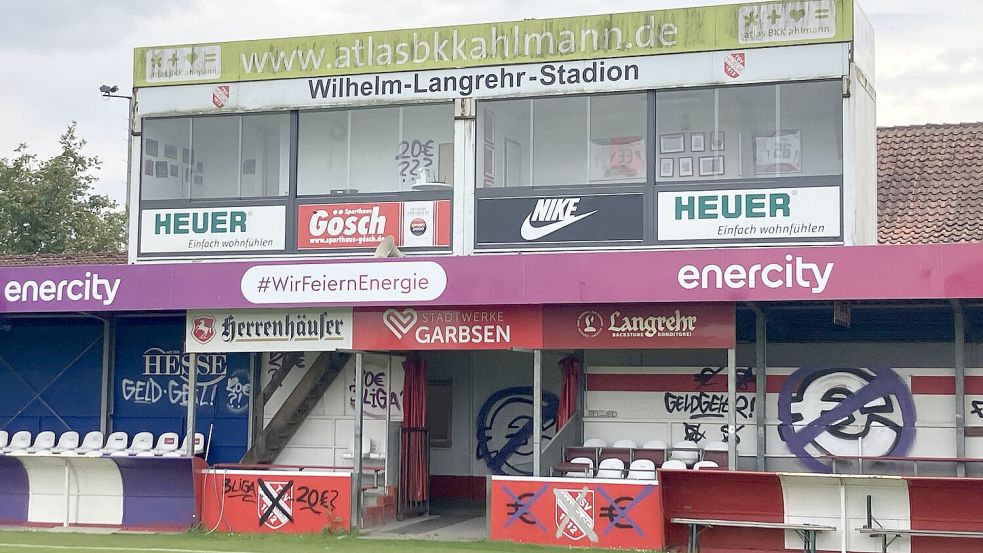 Vandalismus und Schmierereien im Wilhelm-Langrehr-Stadion in Havelse. Foto: Benjamin Kraus