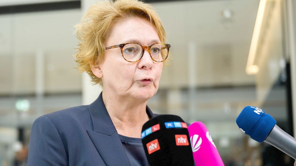 Daniela Behrens (SPD), Innenministerin Niedersachsen, beschäftigt der Tod einer 16-Jährigen am Bahnhof Friedland. Jetzt verteidigt sie das Handeln der Behörden. Foto: dpa/ Shireen Broszies