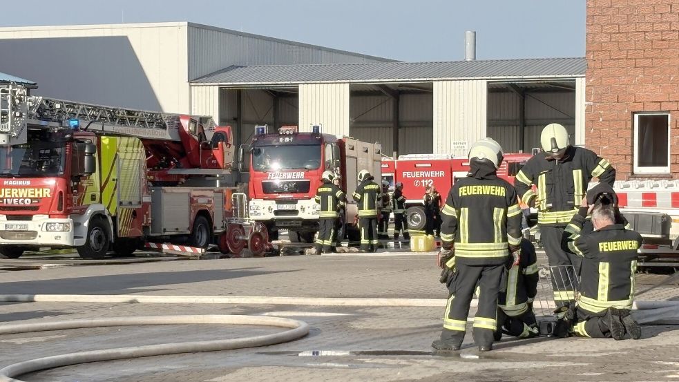 Einsatz für die Feuerwehr: In einer Lagerhalle der Inductor Komponentenfertigung GmbH im Industriegebiet Nord in Aurich-Sandhorst brannte es. Foto: Jurij Babanin