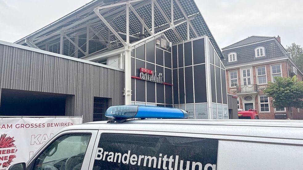 Ein Fahrzeug der Brandermittler steht vor dem Café Extrablatt in Aurich. Foto: Stephan Schmidt