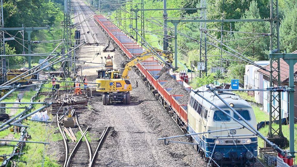 Derzeit wird die Strecke Hamburg-Berlin generalsaniert. Dafür veranschlagt sind neun Monate - inklusive der Inbetriebnahme elektronischer Stellwerke. (Archivbild) Foto: Sebastian Gollnow