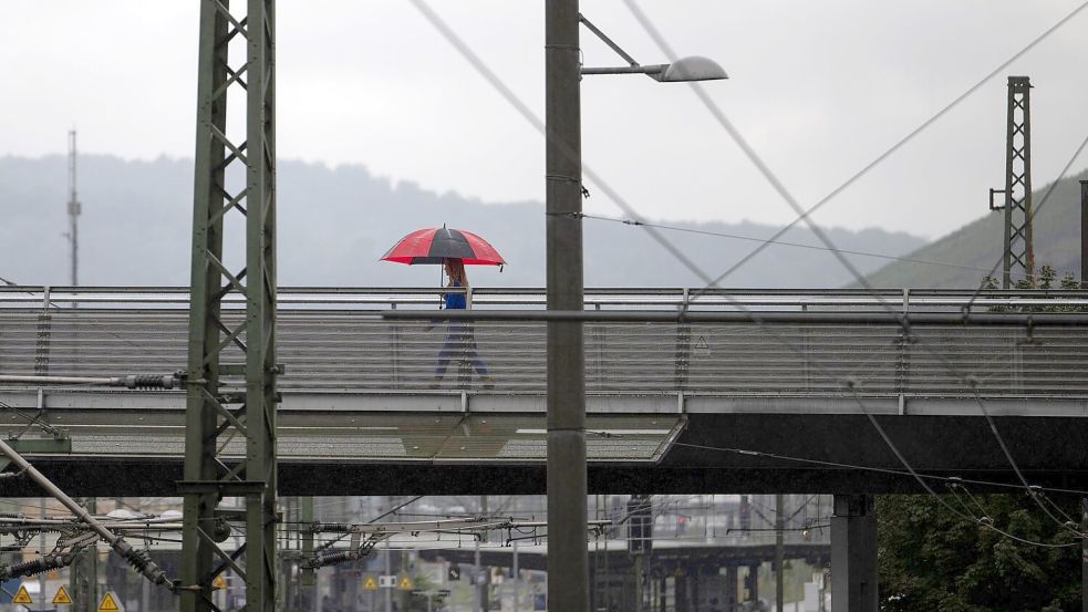 Auch in den kommenden Tagen sollte man die Regenjacke oder den Regenschirm griffbereit haben. Foto: Marijan Murat