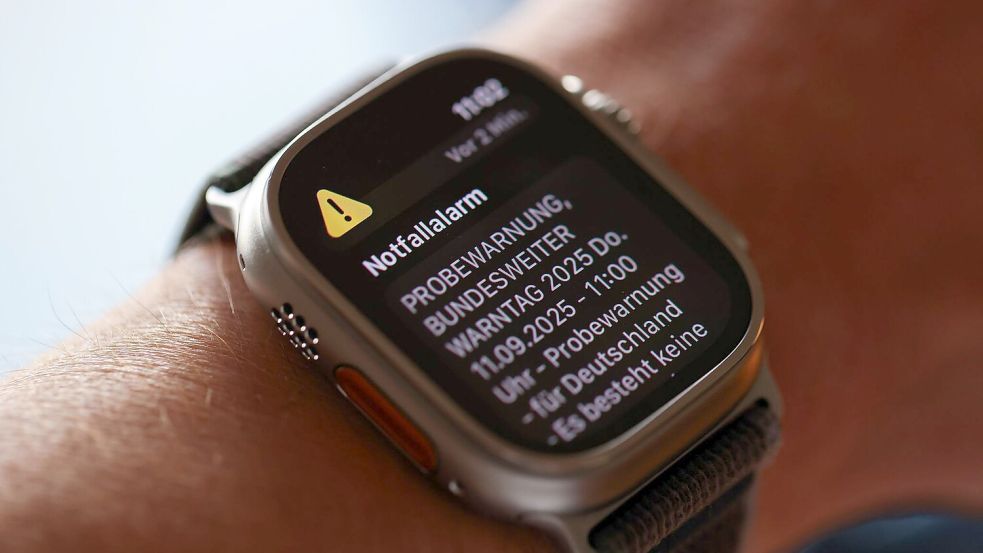 Wenn jemand eine WarnApp installiert hat, bekommt er per Mobilfunk gleich zweimal einen Hinweis auf den Probealarm - per Cell Broadcast und über die App. Foto: Rolf Vennenbernd