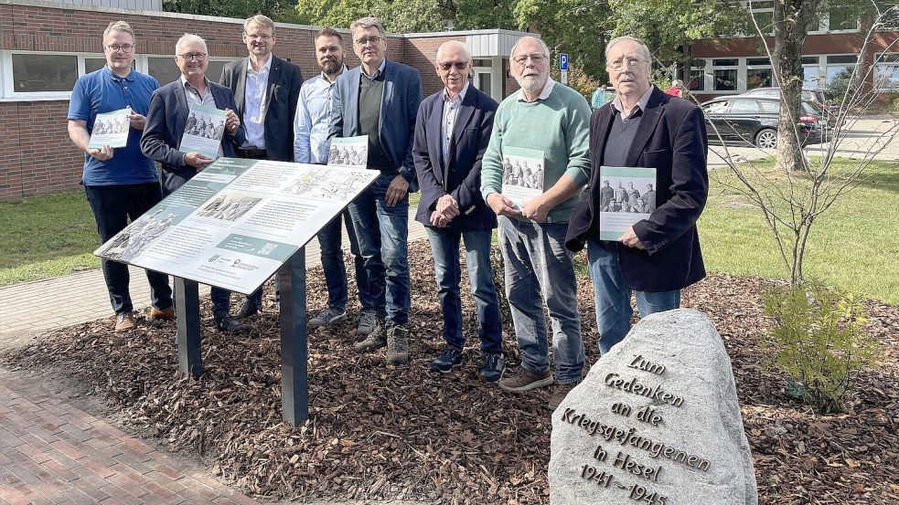 Dr. Heiko Suhr (Ostfriesische Landschaft, von links), Dr. Paul Weßels, Dr. Matthias Stenger (Ostfriesische Landschaft), Joachim Duin (Gemeinde), Bürgermeister Gerd Dählmann sowie drei Mitglieder der Arbeitsgruppe zur Aufarbeitung der Lagergeschichte Johann Mijatovic, Alwin de Buhr und Erwin Köster haben das Heft „Die Kriegsgefangenen und das Arbeitskommando 5551 Hesel im Zweiten Weltkrieg“ vorgestellt. Foto: Jasmin Oltmanns