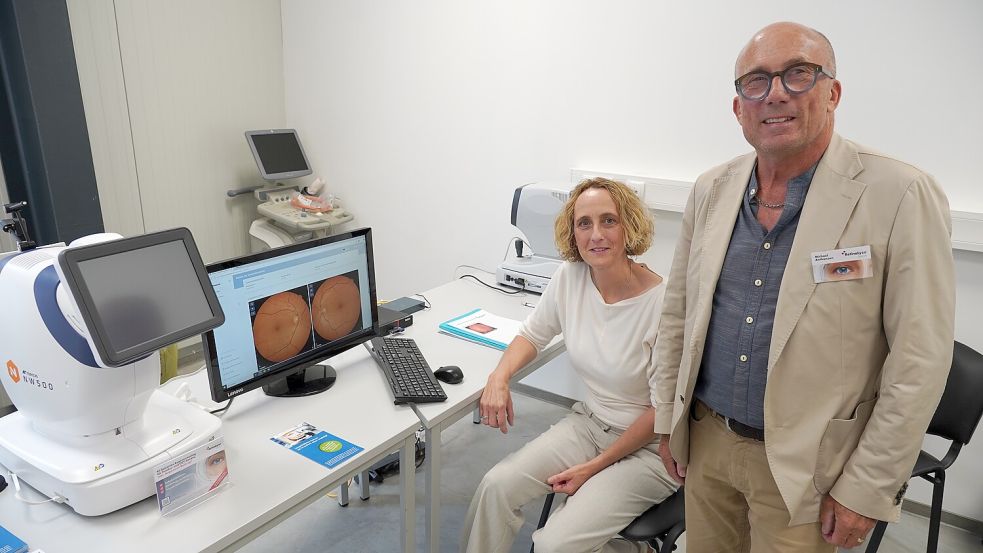 Von den Vorteilen KI-gestützter Augenhintergrunddiagnostik zeigt sich Stefanie Peters vom MVZ Birkenallee überzeugt. Vertrieben wird die Technologie von Michael Anthonsen über das Unternehmen Retinalyze aus der Schweiz.