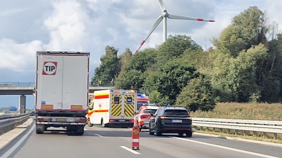 Der Hauptfahrstreifen war während der Unfallaufnahme gesperrt. Auf dem Überholstreifen konnte der Verkehr passieren. Foto: Tatjana Gettkowski