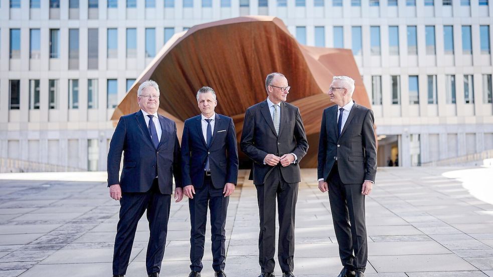 Kanzler Friedrich Merz (CDU) nimmt an der Amtseinführung des neuen BND-Präsidenten Martin Jäger (re) teil. Mit dabei sind auch dessen Vorgänger Bruno Kahl und Kanzleramtschef Thorsten Frei (l-r). Foto: Kay Nietfeld/dpa