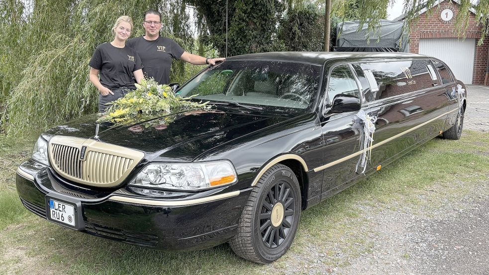 Das Unternehmer-Ehepaar Sofia und Carsten Rudolf bietet unter anderem Fahrten mit dieser 8,90 Meter langen Limousine. Acht Gäste können mitfahren. Foto: Carsten Ammermann