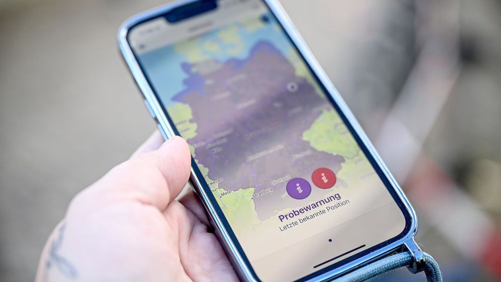Beim bundesweiten Probealarm wird ganz Deutschland als Gefahrengebiet in der Katwarn-App angezeigt. Foto: Britta Pedersen