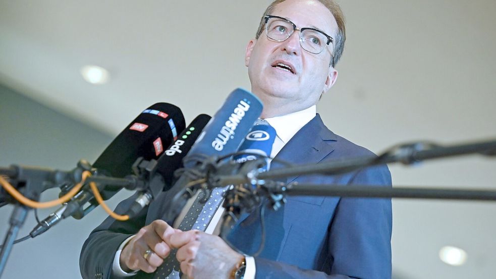 Bundesinnenminister Alexander Dobrindt (CSU) gehe bei dem Probealarm immer darum, auch neue Technologien auszuprobieren. Foto: Helena Dolderer
