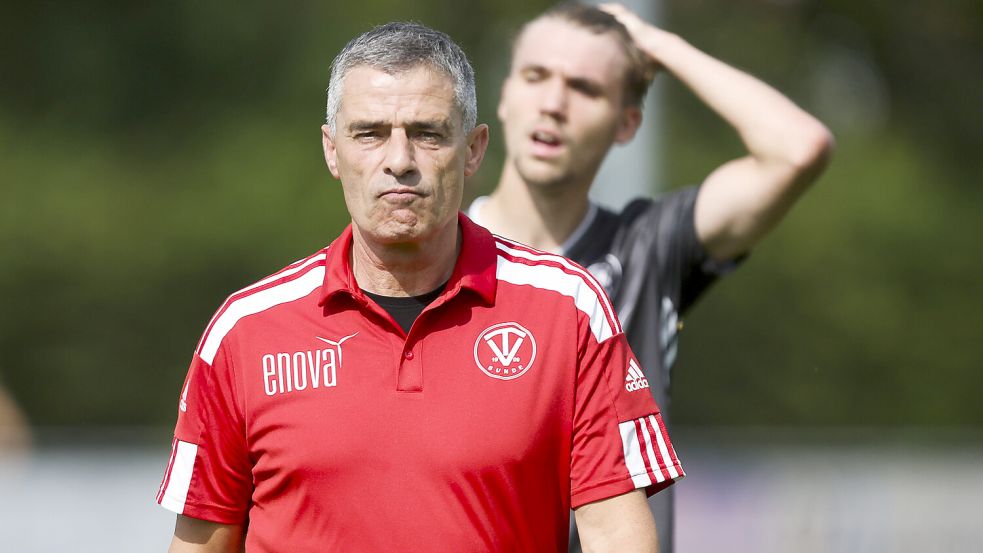 Auch Trainer Frank Winkler hat in seinem Fußballerleben noch nicht 0:9 verloren. Nach der Klatsche in Hinte wurde unter der Woche Tacheles gesprochen. Foto: Jens Doden/ Emden