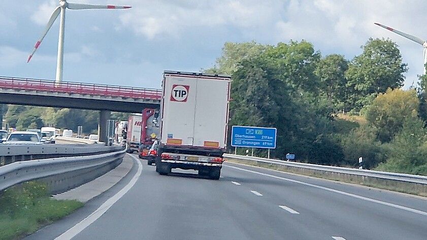 Der Verkehr auf der A 31 in Fahrtrichtung Oberhausen staute sich wegen der Vollsperrung des Emstunnels. Foto: Tatjana Gettkowski