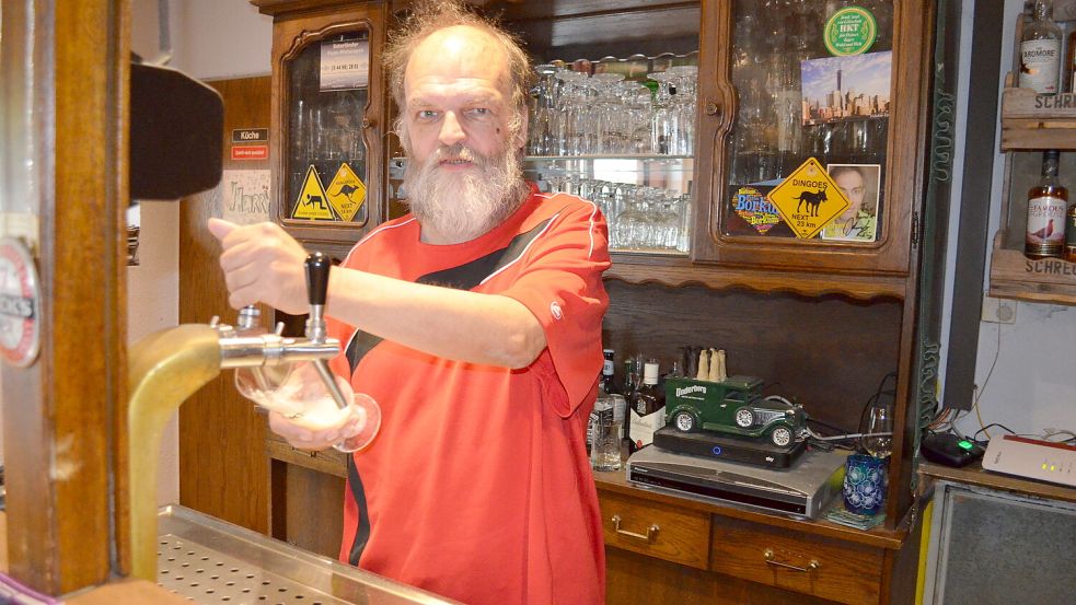 Seit 30 Jahren steht der Saterländer Harald Grosser jetzt hinter der Theke im Tennisstübchen "Treffpunkt" in Ramsloh. Und dort will der 64-Jährige auch weiterhin bleiben, um seinen Gästen Bier zu zapfen. Ein Rückzug in den Ruhestand ist nicht geplant. Foto: Astrid Fertig