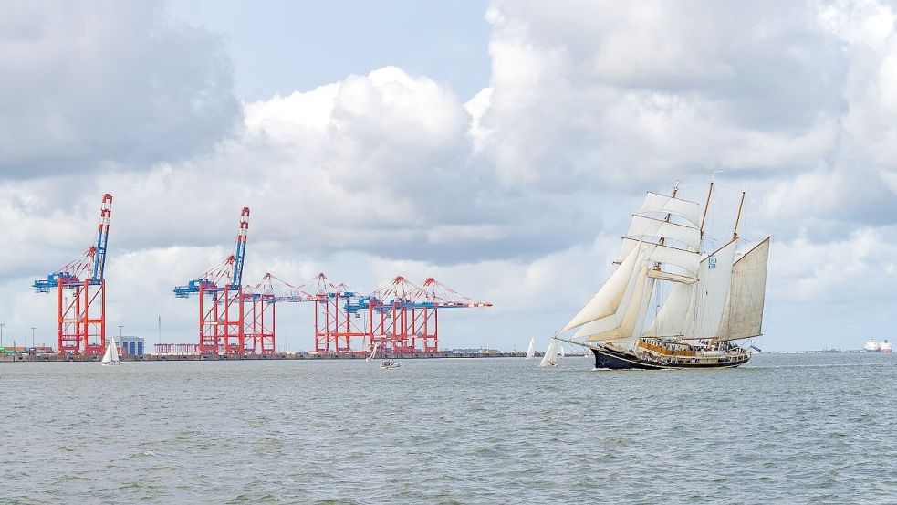 Die Traditionssegler-Regatta führt auch am Jade-Weser-Port vorbei. Foto: Rainer Ganske