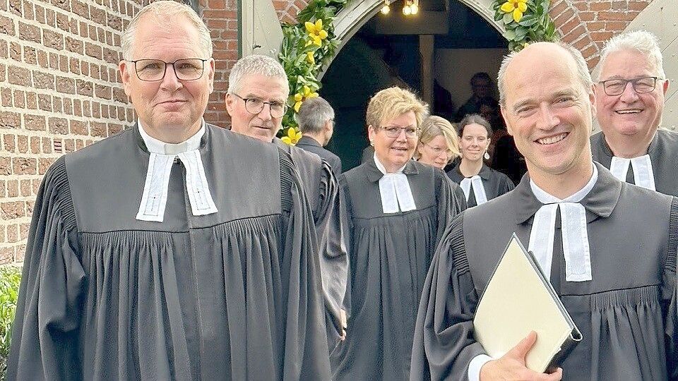 Matthias Bokelmann (vorne rechts im Bild) wird in der festlich geschmückten Rhauder Dorfkirche als neuer Pastor der evangelisch-lutherischen Dreieinigkeitskirchengemeinde Rhauderfehn begrüßt. Foto: Andreas Engel