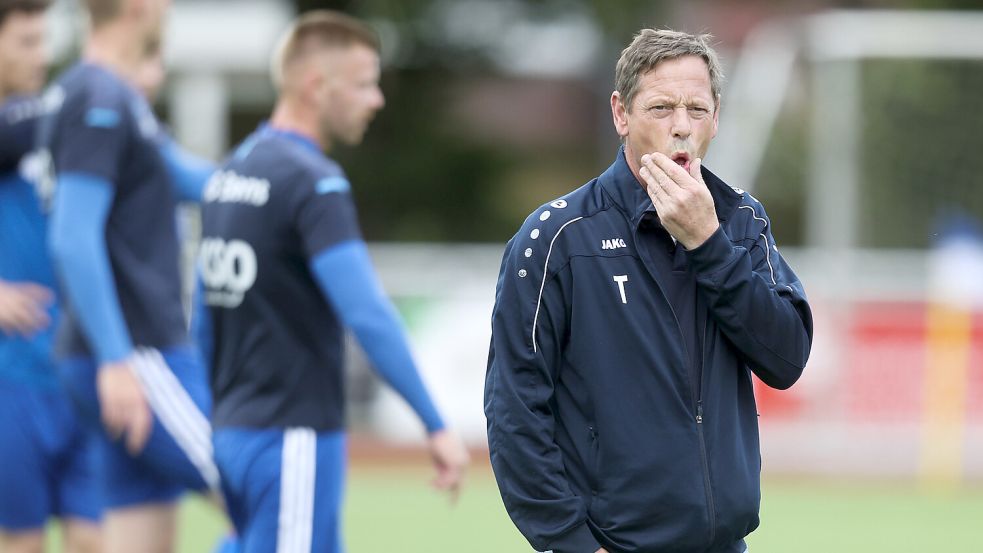 Esens-Trainer Ralf Backhaus ärgert sich über viele Gegentore kurz vor der Pause. Foto: Doden