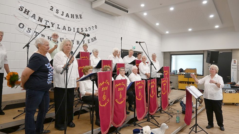 Die Shanty Ladies singen auf ihrer Geburtstagsfeier in Ostrhauderfehn. Fotos: Holger Weers