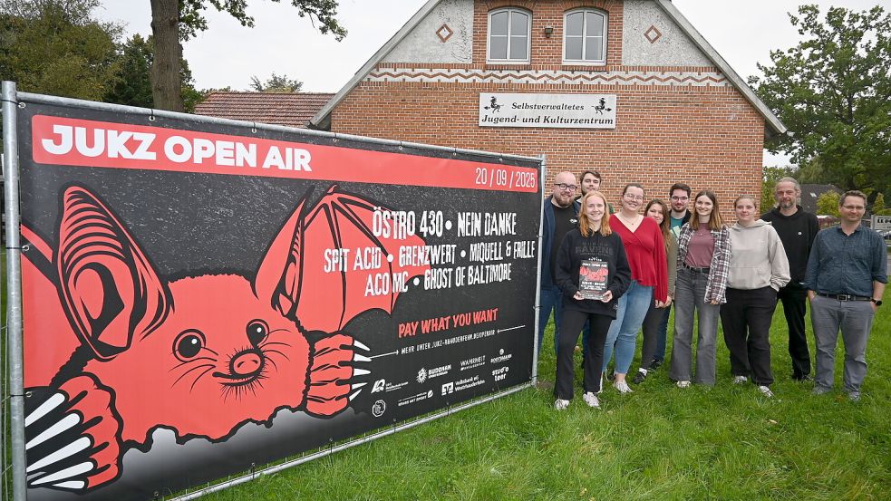 Das Jugend- und Kulturzentrum Rhauderfehn lädt zum JUKZ Open Air ein. Gleich sieben Bands aus den Stilrichtungen Punk, Rap und Grungepop werden bei der Veranstaltung mit dabei sein. Die Mitglieder des JuKZ freuen sich schon auf dieses Event (von links) Hanno Meyer, Volker Saathoff, Fenja Elsner, Michelle Tjaden, Karla Laprell, Jannes Sanders, Lena Frerichs, Amke Lüken, Thomas Noormann und Frank Linnenbrock. Foto: Holger Weers
