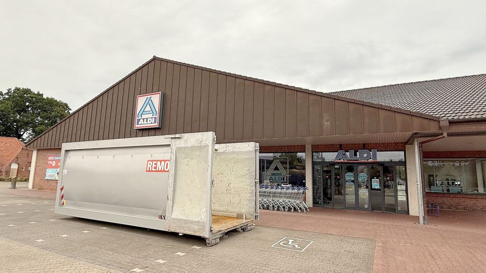 Direkt vor dem Aldi-Markt in Ihrhove, wo sonst Kundenfahrzeuge parken, steht jetzt ein großer Container. Die Filiale des Discounters ist geschlossen und wird umgebaut. Foto: David Ammermann