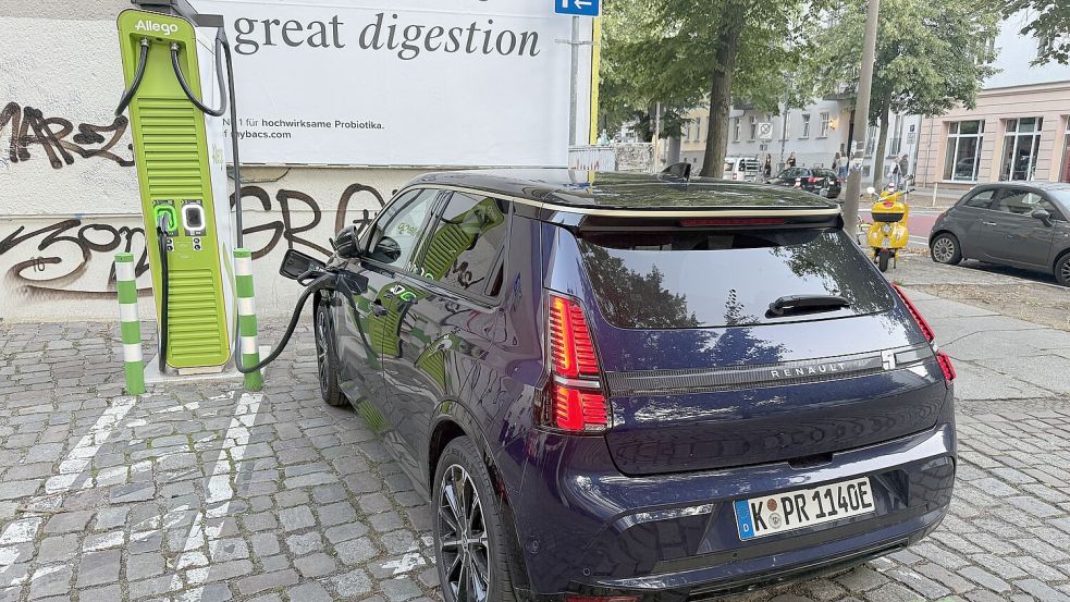 Mal zwischendurch beim Einkaufen Strom tanken, das würde das E-Auto-Fahren kinderleicht machen. Ob sich das so ohne weiteres bewerkstelligen lässt? Wir haben es ausprobiert. Foto: Tobias Schmidt