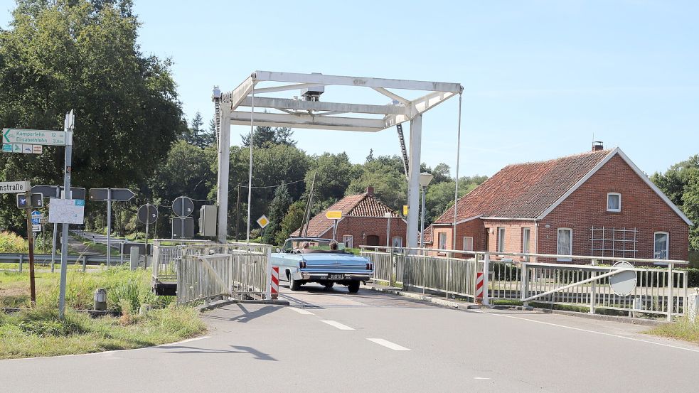 Die Klappbrücke in Osterhausen nahe des Campingplatzes Elisabethfehn wird demnächst saniert. Dafür ist eine Vollsperrung notwendig. Foto: Hans Passmann
