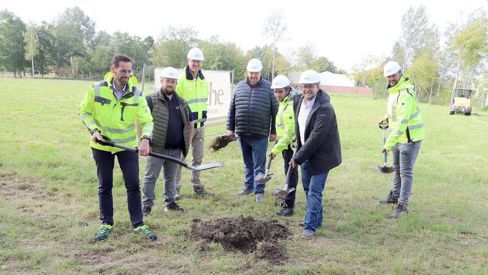 Mit dem obligatorischen Spatenstich durch (v.li.) Felix Engelke, Moritz Engelke (Baufirma), Johannes Wester (Grünplaner), Andreas Freeseman, Jan Fahrenholtz, Bürgermeister Nils Anhuth und Florian Meyer startete der Bau des Mehrgenerationspark in Barßel. Foto: Hans Passmann