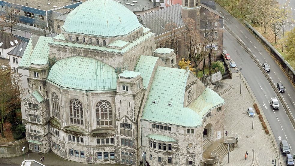 Die alte Synagoge in Essen: Zweimal soll der 17-Jährige in das Gebäude gegangen sein, um nach weiteren Opfern zu suchen. (Archivbild) Foto: Roland Weihrauch
