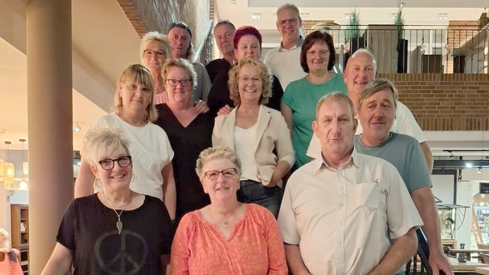 Auf dem Foto sind von links nach rechts zu sehen: Rainer Jungeblut, Rainer Potthast, Helmut Schulte, Insa Thos (geb. Plenter), Gertrud Sittig (geb. Neemann), Monika Tittmann (geb. Kaput), Karin Cordes (geb. Brelage), Sonja Haskamp (geb. Behrends), Berthold Poelmann, Claudia Rieke-Janssen (geb. Janssen), Erno Hündling, Anke Noack (geb. Graalmann), Wilma Wittmann (geb. Harms) und Arend Hillmer. Foto: Privat/Noack