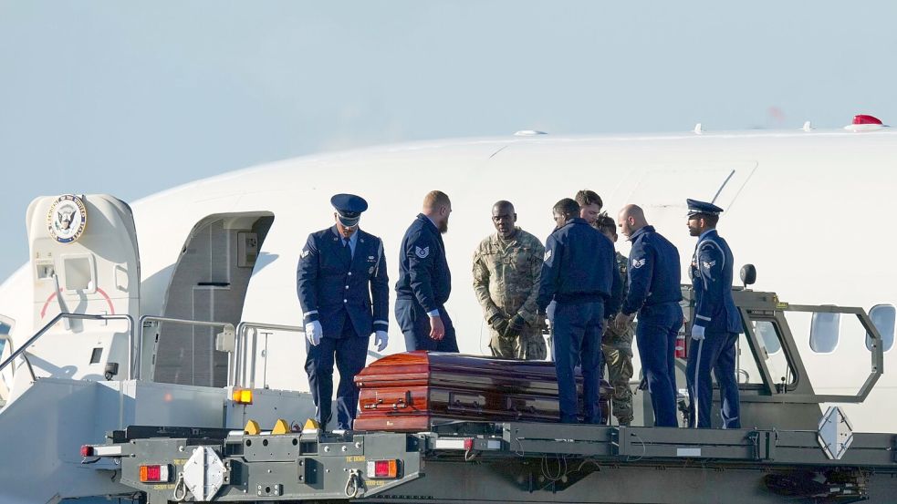 Der Leichnam wurde überführt. Foto: Ross D. Franklin/AP/dpa