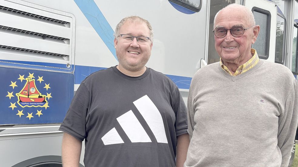 Der 91-jährige Gerhard Schulze (rechts) ist als einziger Teilnehmer bei jedem der 26. Reisemobiltreffen in Ostrhauderfehn dabei gewesen. Darüber freut sich auch Organisator Heiko Tinnemeyer von der Tourist-Info. Foto: Henrik Zein