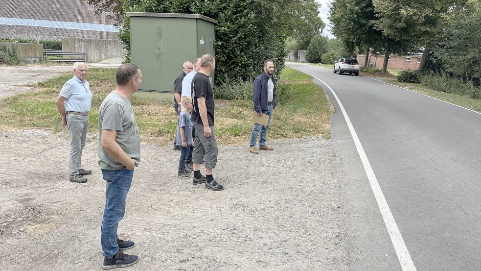 Anwohner und ein Lohnunternehmer berichteten Florian Tautrich (hinten rechts), Fachbereichsleiter Bürger und Soziales bei der Gemeinde Westoverledingen, vor Ort an der Domänenstraße von den gefährlichen Situationen, die sie dort immer wieder erleben. Foto: Carsten Ammermann