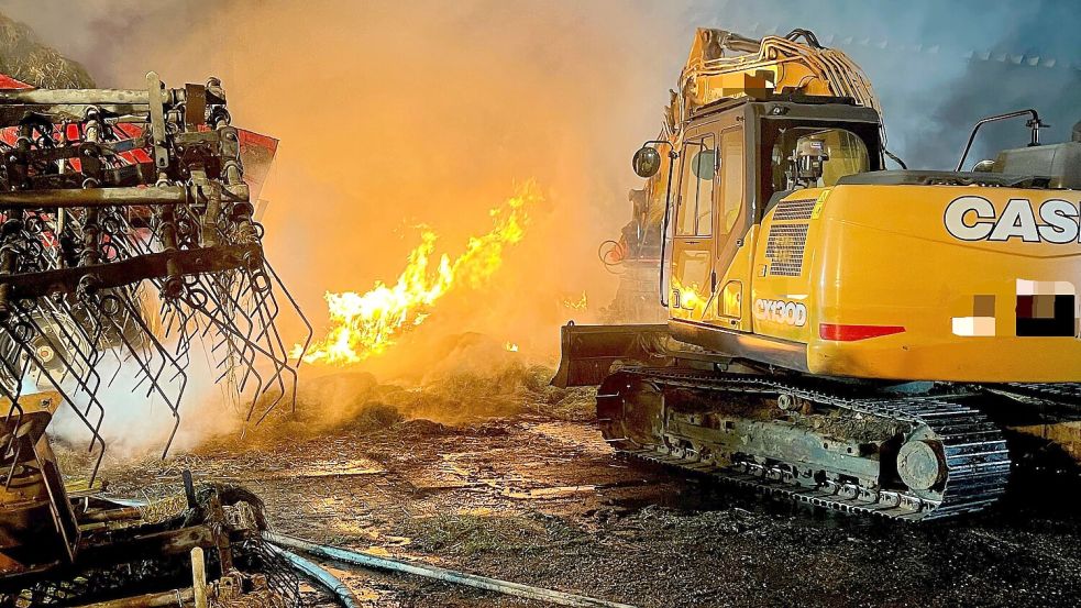 Das Feuer hat die Halle komplett zerstört.
