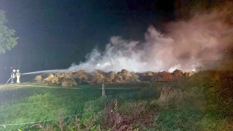 Für die Löscharbeiten breiteten die Feuerwehren das Brandgut auf einem nahe gelegenen Feld aus.
