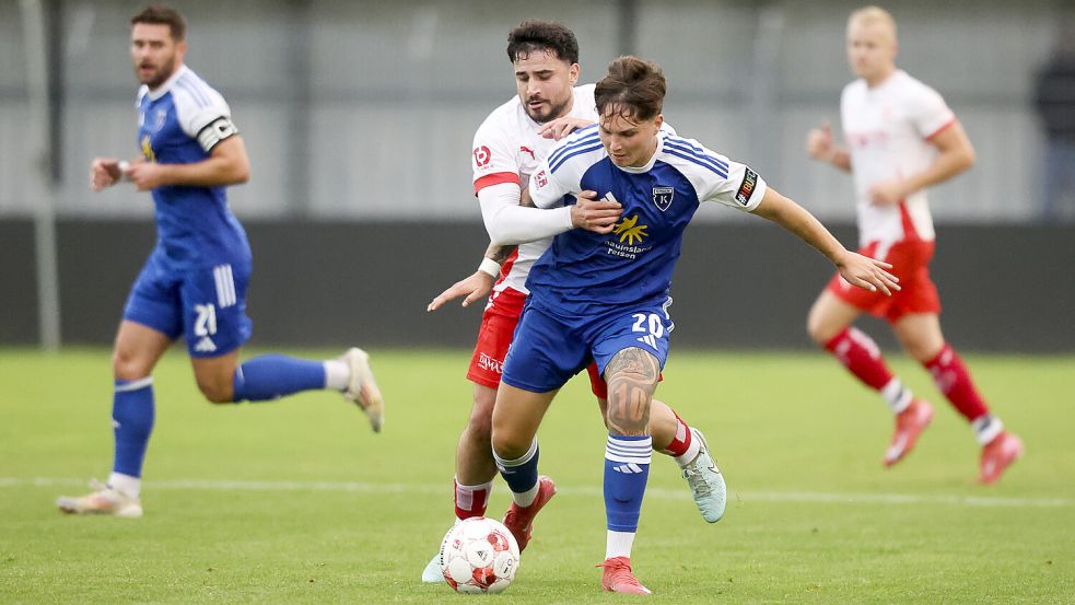 Kickers Emden (am Ball Noah Gumpert) hat bei Eintracht Norderstedt am Samstag den ersten Auswärtssieg der Saison eingefahren. Symbolfoto: Jens Doden/Emden