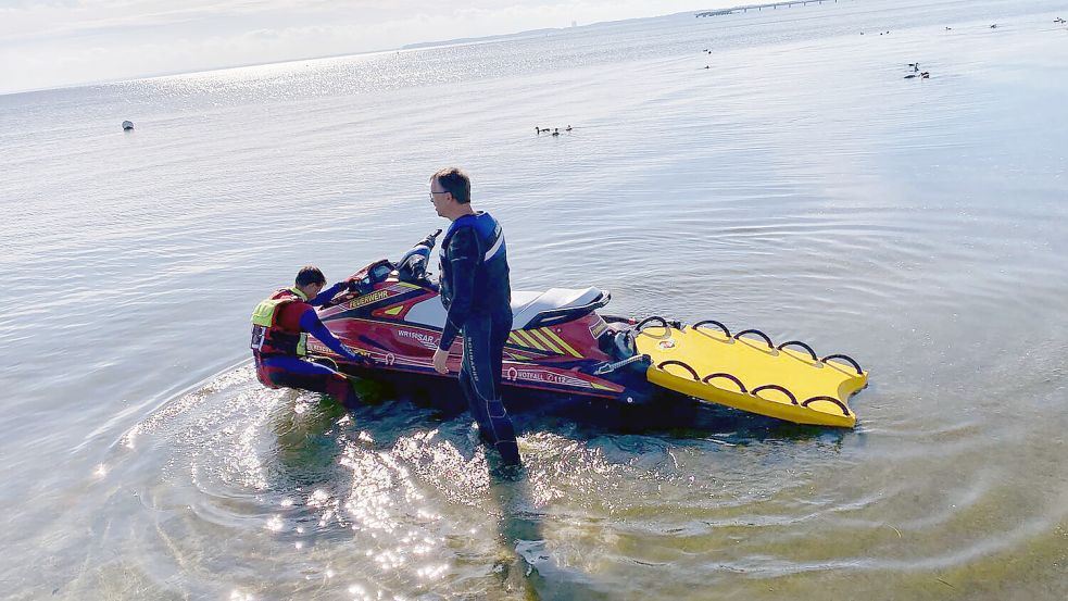 Das Fachwissen und Fähigkeiten in Sachen Wasserrettung wurden bei dem Training vertieft. Foto: Kreisfeuerwehr Leer