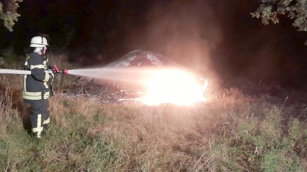 Die Ortsfeuerwehr Rhaude musste am Freitagabend den Brand einer Siloplane löschen. Foto: Feuerwehr Rhaude