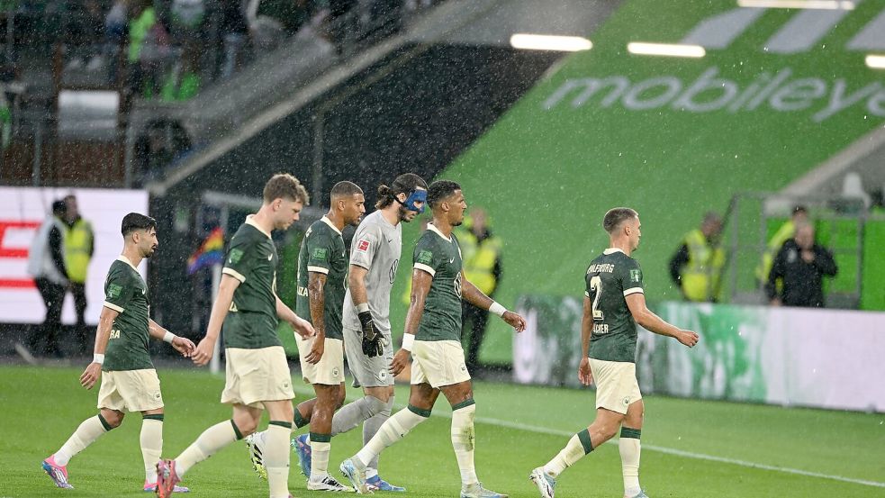 Die Partie von Wolfsburg gegen Köln musste wegen eines Unwetters unterbrochen werden Foto: dpa