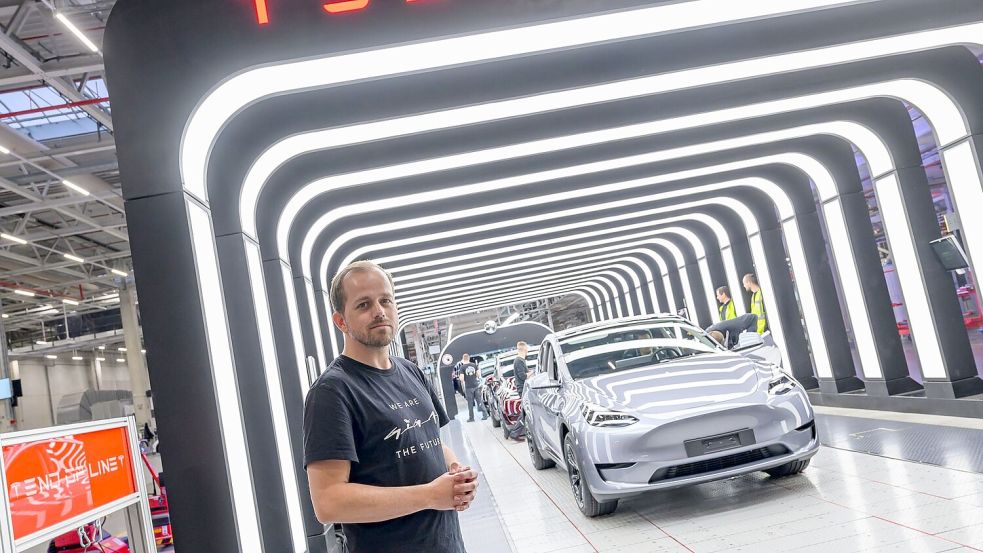 Der Werksleiter von US-Elektroautobauer Tesla in Grünheide, André Thierig, äußert sich zur Absatzlage der Fabrik (Archivbild). Foto: Patrick Pleul