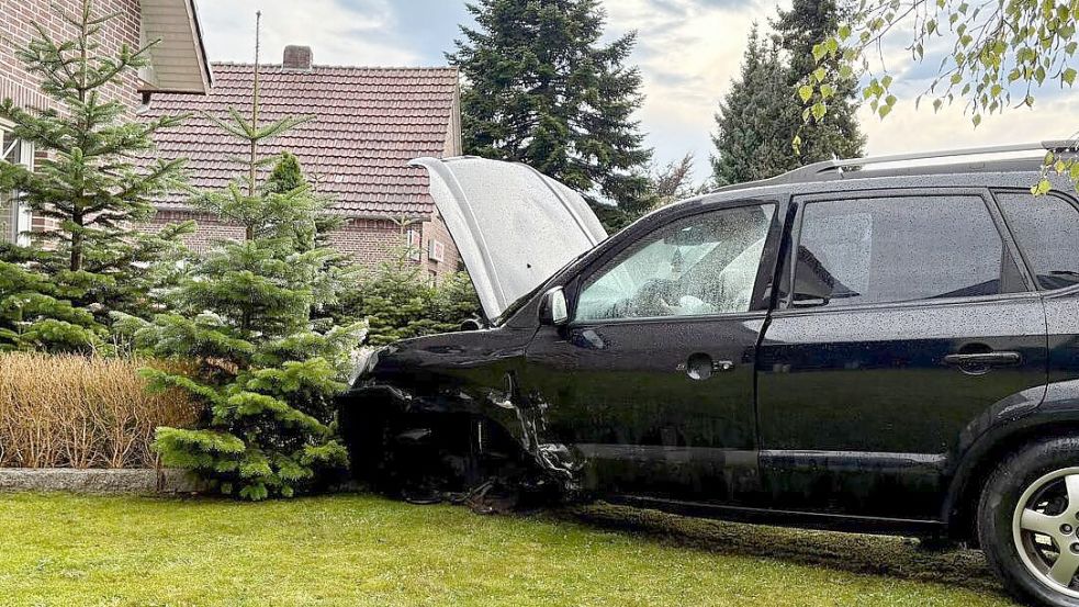 Dieses Auto landete am Samstag in einem Vorgarten in Großwolde. Foto: Christian Cordes/Feuerwehr Großwolde
