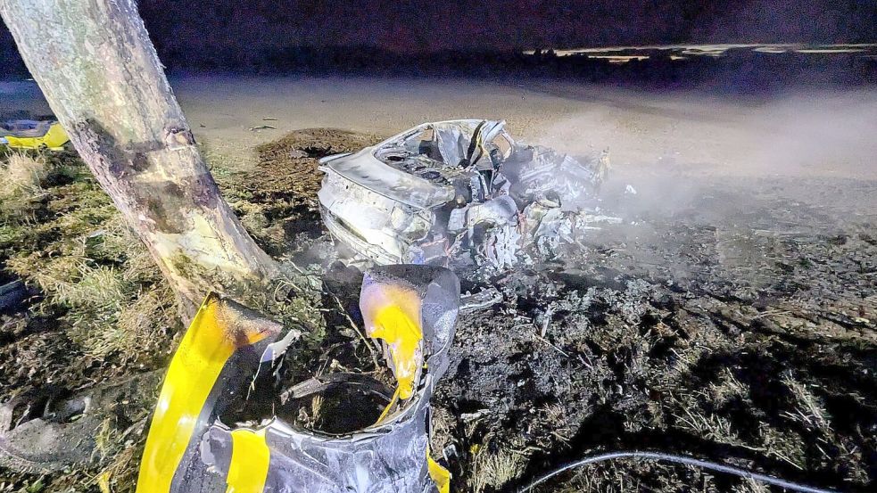 Drei Menschen starben bei diesem Autounfall. (Handout) Foto: ---/Freiwillige Feuerwehr Bedbur