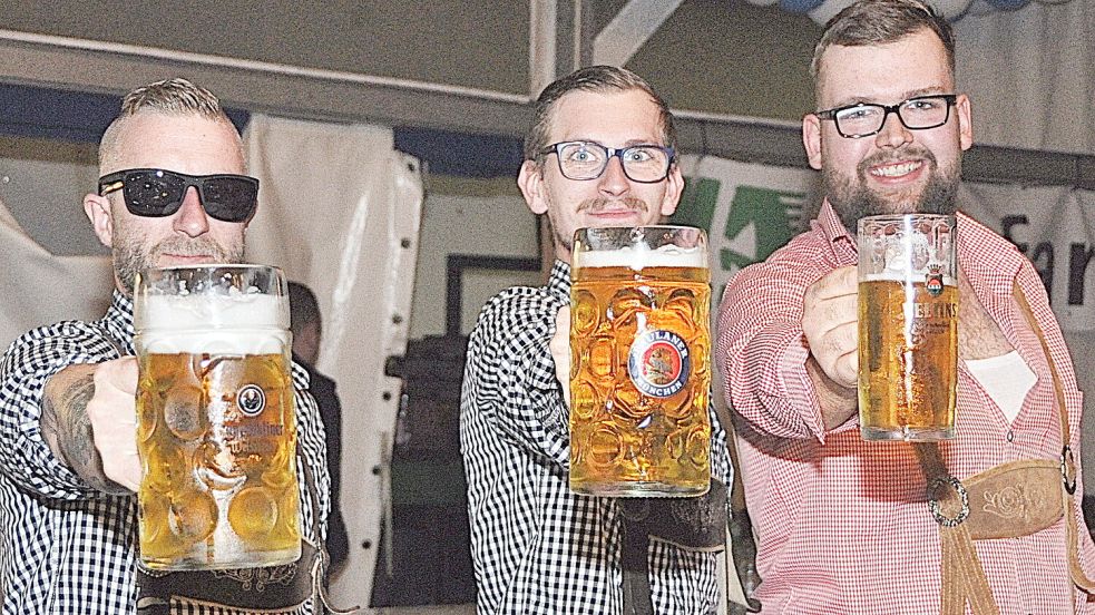 Im Bierkrugstemmen konnten sich die Gäste des Oktoberfestes in Warsingsfehn messen. Foto: Bodo Wolters