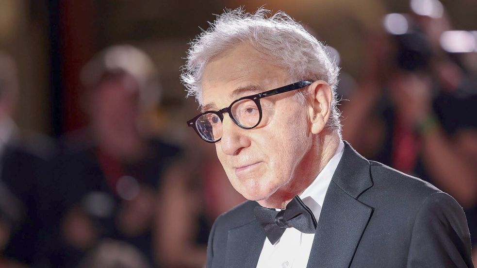 Regie-Legende Woody Allen bereut seine wiederholten Abendessen im Hause von Jeffrey Epstein nicht. (Archivbild) Foto: Vianney Le Caer/Invision/AP/dpa
